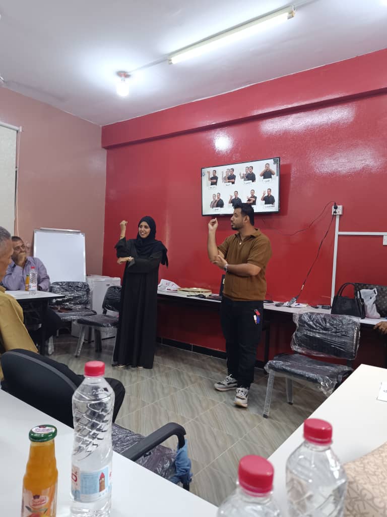 مؤسسة رموز للصم تنظم دورة بلغة الإشارة لموظفي مكاتب الشؤون الاجتماعية والعمل- عدن